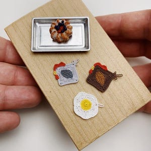 Miniatur Puppenhaus Topflappen - Maßstab 1: 12 Sunny-Side Up Ei & Huhn Hot Pads - Winzige häkeln Küche Dekor - Handgemachte Mini Zubehör