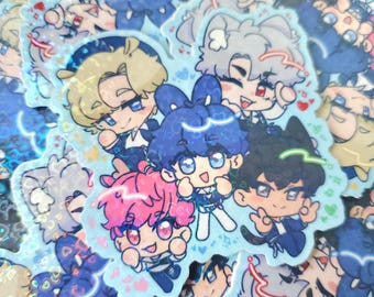 Puede incluir: Un conjunto de pegatinas de personajes de dibujos animados coloridos con un acabado holográfico. Las pegatinas presentan varios personajes con diferentes peinados, ropa y expresiones. Las pegatinas están sobre un fondo azul claro con corazones y notas musicales.