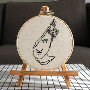 Broderie d'un visage de statue 6 pouces style bohème / déco murale / fait main
