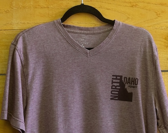 THRIFTED 'North Idaho Nomads' Men's M Heathered Red V neck tee