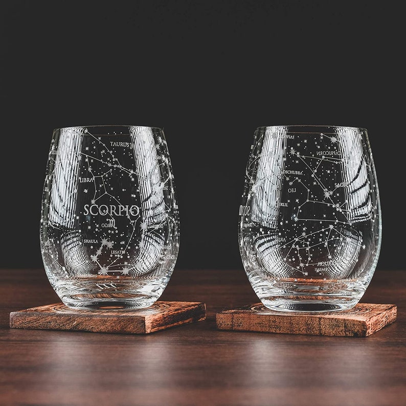 Copas de vino sin tallo Escorpio / Zodiac Scorpio Set / Grabado a mano 15 oz conjunto de 2 Cristalería de signos de astrología imagen 1