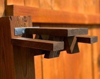 Mesa de picnic con comedero para ardillas