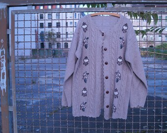 True Vintage Trachten Strickjacke, Beige/ Hellbraun; Muster verspielt/ Herzen/ traditionell; Lederknöpfe; Zopfmuster; Knitwear; echte Wolle