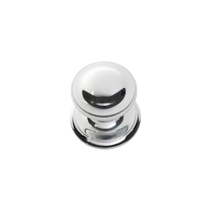 Peut inclure: Un bouton de meuble chromé brillant avec un dessus arrondi et une base circulaire. Le bouton présente une petite indentation sombre sur le dessus. Ce matériel est conçu pour une utilisation sur les armoires et les tiroirs.