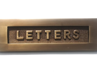 Placa de letras de latón antiguo, 10.0 x 3.0 in, letras grabadas en latón macizo, se suministra con pernos de fijación.