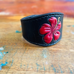 Italienisches Leder Hibiskus geprägtes und bemaltes Armband