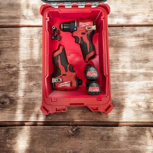 Könnte beinhalten: Ein rotes und schwarzes Elektrowerkzeug-Set in einem roten Tragekoffer. Das Set enthält zwei Bohrmaschinen, zwei Akkus und verschiedene Bohrer. Die Werkzeuge sind ordentlich im offenen Koffer angeordnet. Der Markenname Milwaukee ist sichtbar.