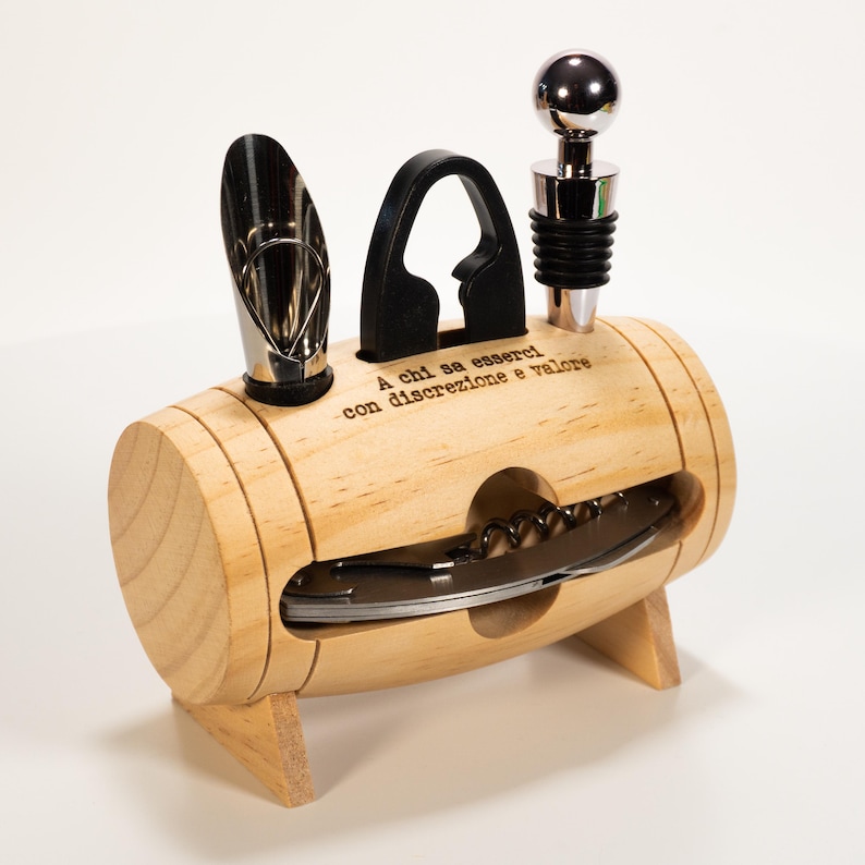 Kit sommelier a botte in legno con frase incisa e accessori vino, dettaglio del cavatappi e del tappo cromato – Unikoo