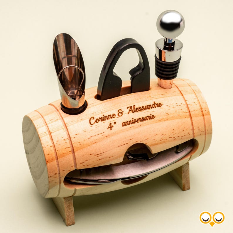 Kit sommelier a botte con dedica "Corinne & Alessandro 4° anniversario" incisa e i 4 accessori inseriti – Unikoo
