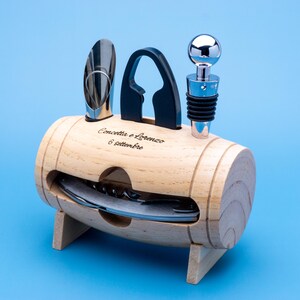 Kit sommelier a botte in legno con dedica incisa, tappo, versatore e cavatappi, su fondo azzurro – Unikoo