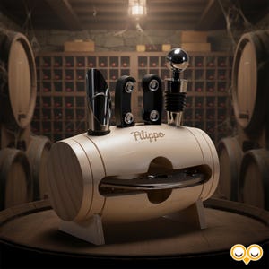 Kit sommelier a forma di botte in legno con 4 accessori vino e nome inciso a laser, in una cantina tra le botti – Unikoo