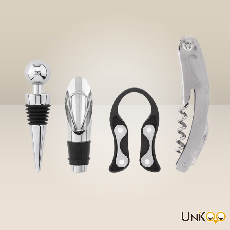I 4 accessori vino del kit sommelier: tappo salvavino, versatore antigoccia, taglia-capsule e cavatappi – Unikoo