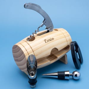 Kit sommelier a botte aperto con cavatappi sollevato e tappo salvavino con pomello cromato, nome Enrico inciso – Unikoo