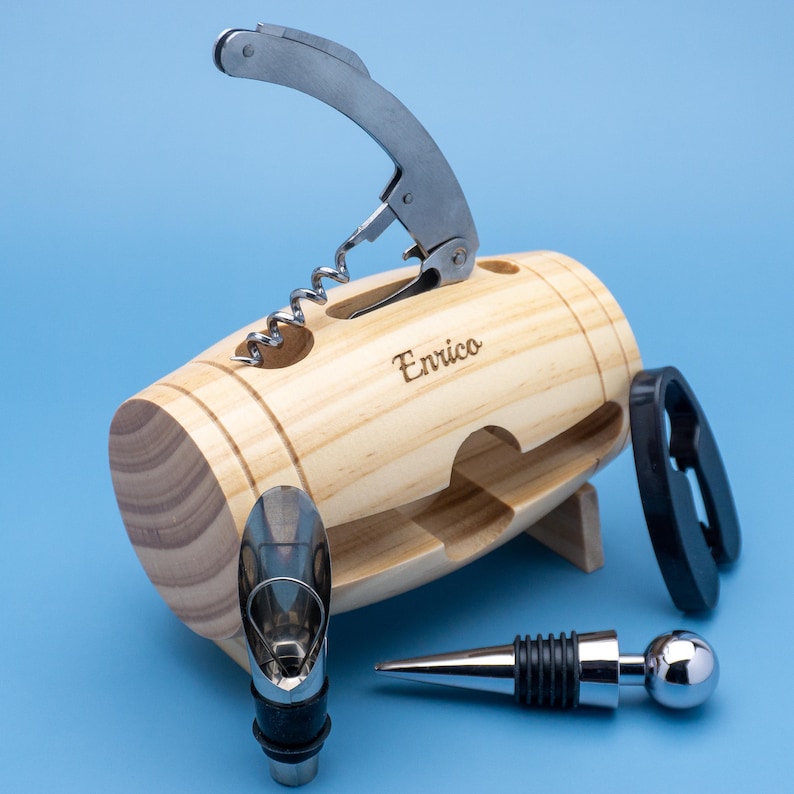 Kit sommelier a botte aperto con cavatappi sollevato e tappo salvavino con pomello cromato, nome Enrico inciso – Unikoo