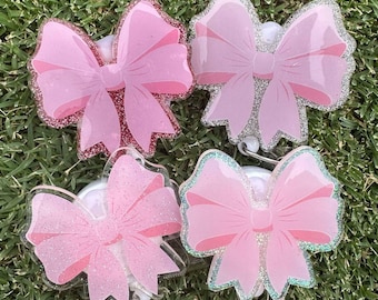 Kokette Rosa Schleife-Abzeichen-Reel | Glitzer Krankenschwester Anstecker