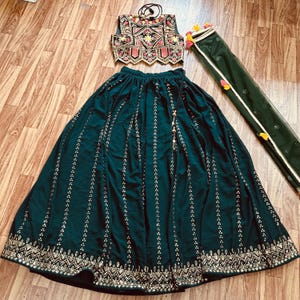 Zielona Lehenga Choli dla kobiet lub dziewcząt gotowa do noszenia haftowana praca indyjski strój weselny Lengha Choli