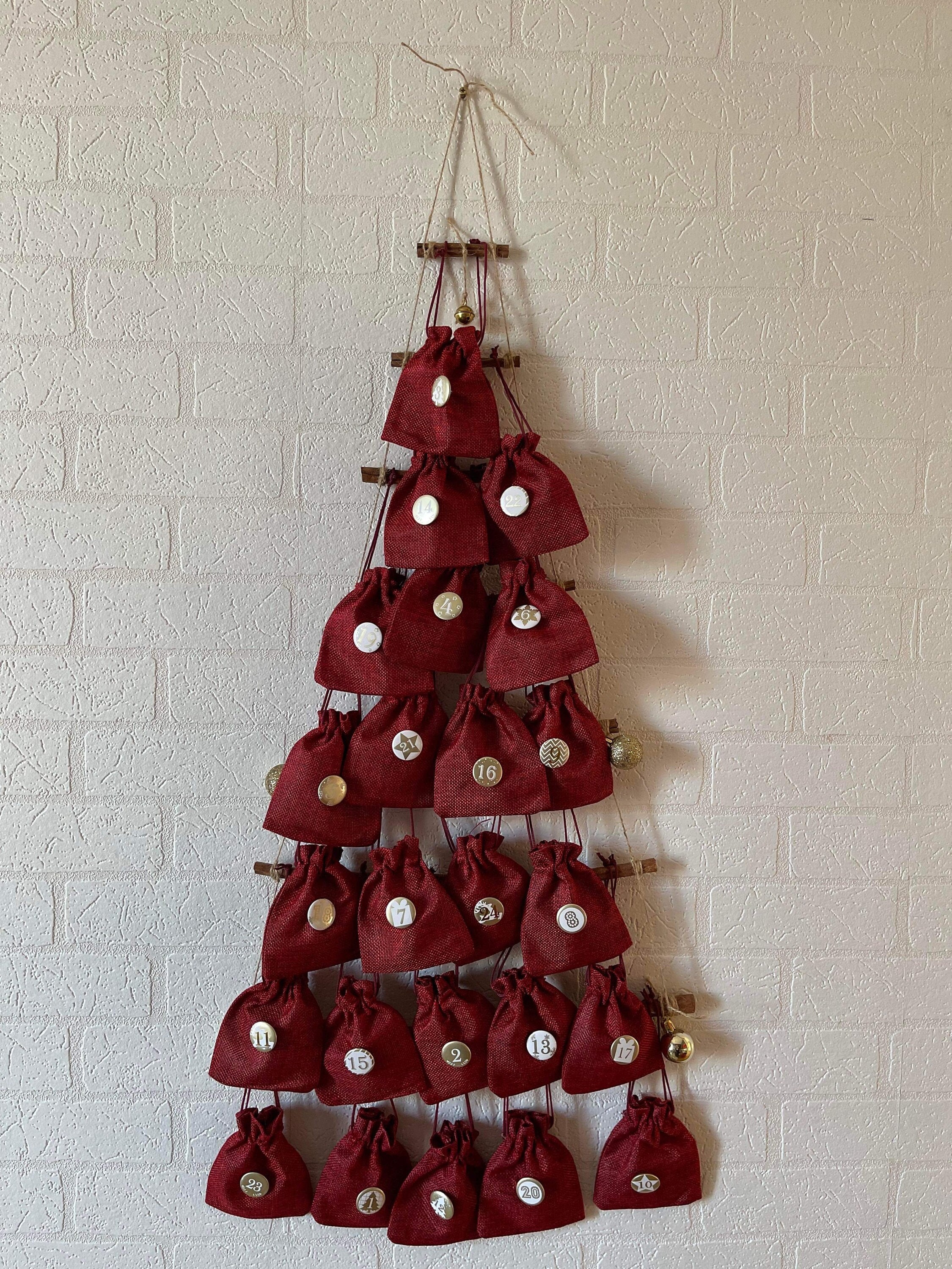 Calendrier de L'avent - Sapin Noël Échelle, Cannelle, Pochon Noël, Badge avec Épingle