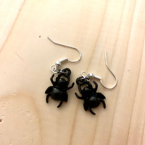 Zwarte kever Bug Dangle Drop Oorbellen | Hypoallergeen Nikkelvrij | Klein insect Leuke enge griezelige crawler
