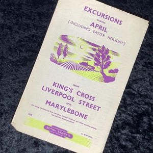 Pode incluir: Brochura de viagem vintage de 1950, com texto e ilustrações roxas sobre fundo creme. Anuncia excursões em abril, incluindo as férias da Páscoa, de King's Cross, Liverpool Street e Marylebone. O logotipo da British Railways é visível.