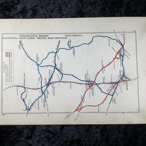 Könnte beinhalten: Eine alte Karte mit blauen und roten Linien, die Eisenbahnstrecken darstellen. Die Karte enthält Text, der Orte wie Hickleton South, Mexboro und South Elmsall angibt. Die Karte befindet sich auf cremefarbenem Papier.