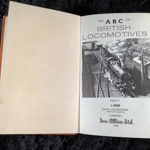Könnte beinhalten: Aufgeschlagenes Buch mit dem Titel "The ABC of British Locomotives", mit einer Schwarz-Weiß-Illustration einer Dampflokomotive. Veröffentlicht von Ian Allan Ltd im Jahr 1948. Die linke Seite ist leer.