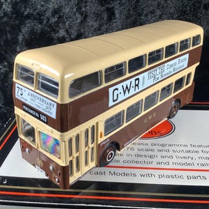 Può includere: Modello di autobus a due piani marrone e beige con scritte "GWR" e "75th Anniversary". Il modello in scala 1:76 presenta dettagli accurati ed è destinato ai collezionisti e agli appassionati di modellismo.