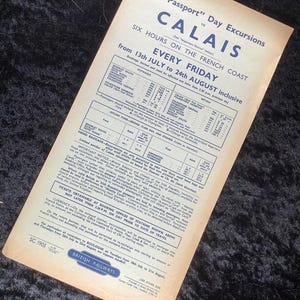 Pode incluir: Brochura de viagem vintage da British Railways para excursões de um dia a Calais, França, de 13 de julho a 24 de agosto. O folheto azul e branco detalha informações de viagem e datas.