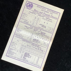 Pode incluir: Um horário de trem vintage para excursões de meio dia nos distritos de Barry e Penarth no País de Gales. O horário lista os horários de partida e as tarifas para viagens a Bristol, Port Talbot, Neath, Swansea e o vale de Wye. O horário está impresso em papel creme com texto roxo e um logotipo GWR.