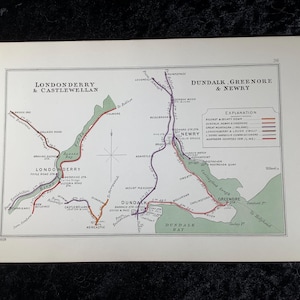 Może przedstawiać: Vintage mapa przedstawiająca linie kolejowe łączące Londonderry, Castlewellan, Dundalk, Greenore i Newry. Mapa wykorzystuje system kodowania kolorami do rozróżniania różnych firm kolejowych. Zawiera nazwy miejscowości i różę wiatrów.