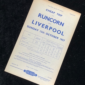 Può includere: Un manifesto di viaggio vintage per un viaggio in treno economico a Runcorn e Liverpool la domenica 13 ottobre 1957. Il manifesto è blu e bianco e include orari di partenza e di arrivo, nonché tariffe di ritorno per diverse destinazioni.