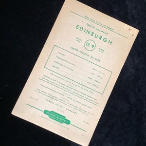 Pode incluir: Um bilhete de comboio vintage para uma excursão especial a Edimburgo, Escócia, na segunda-feira de Páscoa, 7 de abril de 1958. O bilhete custa 13 xelins e 9 pence para um bilhete de segunda classe. O bilhete inclui as horas de partida e chegada para Carlisle e Edimburgo.