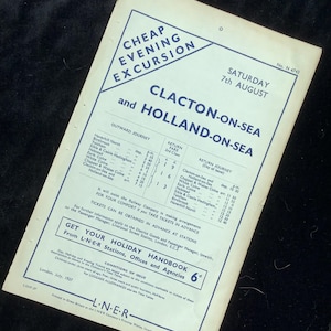 Puede incluir: Folleto de viaje vintage para una excursión barata de noche a Clacton-on-Sea y Holland-on-Sea, con fecha del sábado 7 de agosto. El folleto presenta un diseño azul y blanco con horarios de trenes detallados e información de L.N.E.R.