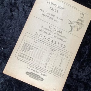 Puede incluir: Billete de tren vintage para las carreras de Doncaster de septiembre de 1957. El billete detalla una excursión especial de un día, incluyendo horarios de salida y tarifas de regreso. Presenta una ilustración de un jinete y el texto 'Travel in Rail Comfort'.