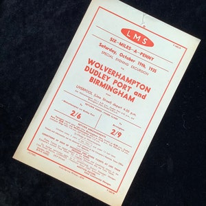 Pode incluir: Bilhete de trem LMS vintage de 1935, anunciando uma excursão noturna especial para Wolverhampton, Dudley Port e Birmingham. O bilhete vermelho e branco inclui horários de partida e tarifas de retorno.