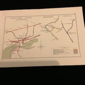 Può includere: Una mappa vintage delle linee ferroviarie nel Regno Unito. La mappa mostra le linee che collegano Hough Green, Widnes, Runcorn, Barnstaple e Chathill. La mappa è stampata in inchiostro nero, rosso, verde, marrone e blu su uno sfondo color crema.