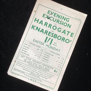 Puede incluir: Un horario de tren vintage para una excursión nocturna a Harrogate y Knaresborough, Inglaterra. El horario enumera las horas de salida y llegada para varias estaciones, incluidas Leeds, Headingley, Horsforth y Knaresborough. El horario está fechado el lunes de Pascua, abril de 1939, e impreso en papel blanco y verde claro.