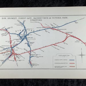 Op de afbeelding: Een vintage kaartafdruk met een gedetailleerde routekaart van de gebieden Bow, Bromley, Forest Gate, Hackney Wick en Victoria Park, met Stratford als middelpunt. De kaart gebruikt blauwe en rode lijnen.