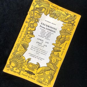 Pode incluir: Um folheto amarelo vintage com texto e ilustrações em preto, anunciando excursões de Londres. O folheto apresenta elementos decorativos florais e marinhos, com texto incluindo "Excursions From London" e "Travel by Train."