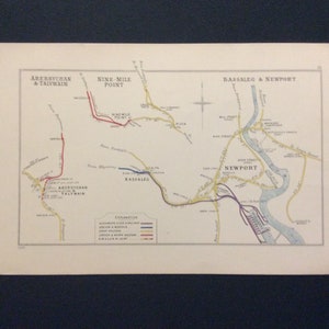 Könnte beinhalten: Eine detaillierte Vintage-Karte mit roten, gelben und violetten Eisenbahnlinien und Ortsnamen wie Aberyschan & Talywain, Nine-Mile Point und Newport. Die Karte enthält Textbeschriftungen und eine Legende.