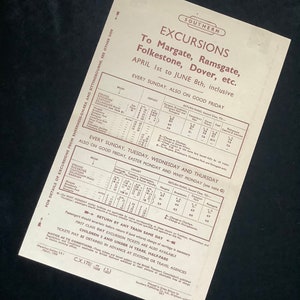 Puede incluir: Un horario de excursiones vintage del Ferrocarril del Sur para viajar a Margate, Ramsgate, Folkestone, Dover y otros destinos. El horario enumera las horas de salida y las tarifas de regreso para varias estaciones, incluidas Strood, Rochester, Chatham, Gillingham y Rainham. El horario es válido del 1 de abril al 8 de junio, inclusive, e incluye información sobre tarifas especiales el Viernes Santo, el Lunes de Pascua y el Lunes de Pentecostés.