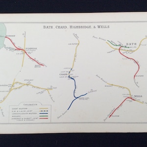 Może przedstawiać: Antyczna mapa kolejowa Bath, Chard, Highbridge i Wells w Anglii. Mapa przedstawia różne linie kolejowe i stacje w tym obszarze, w tym Great Western Railway, London and South Western Railway oraz Somerset and Dorset Joint Railway. Mapa jest wydrukowana w kolorze czarnym, czerwonym, niebieskim, zielonym i żółtym.