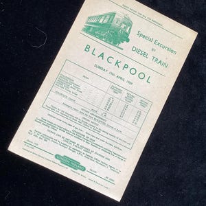 Könnte beinhalten: Ein Vintage-Zugticket für einen Sonderausflug nach Blackpool mit einem Dieselzug am Sonntag, den 19. April 1959. Das Ticket listet die Abfahrts- und Ankunftszeiten für verschiedene Bahnhöfe entlang der Strecke auf, darunter Stalybridge, Ashton, Manchester, Pendleton, Moses Gate, Bolton und Blackpool.