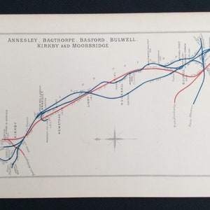 Może przedstawiać: Antyczna mapa linii kolejowych w Wielkiej Brytanii, pokazująca trasy między różnymi miastami. Mapa jest wydrukowana w czerni i bieli z niebieskimi i czerwonymi liniami oznaczającymi różne trasy. Mapa nosi tytuł "Annesley, Bagthorpe, Basford, Bulwell, Kirkby i Moorbridge."