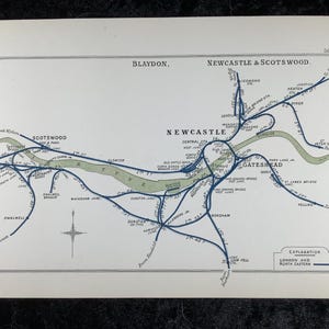 Puede incluir: Mapa antiguo de Blaydon, Newcastle & Scotswood y zonas circundantes. El mapa presenta líneas de ferrocarril azules y nombres de lugares sobre un fondo crema. El texto "Explanation London and North Eastern" es visible.