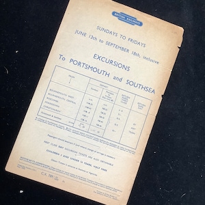 Può includere: Un biglietto di escursione vintage delle British Railways per viaggiare a Portsmouth e Southsea dal 13 giugno al 18 settembre, inclusi. Il biglietto elenca gli orari di partenza e le tariffe per varie località, tra cui Bournemouth West, Bournemouth Central, Boscombe, Pokesdown, Christchurch e Portsmouth & Southsea. Il biglietto include anche informazioni sui biglietti di escursione giornaliera in prima classe e le tariffe per i bambini.