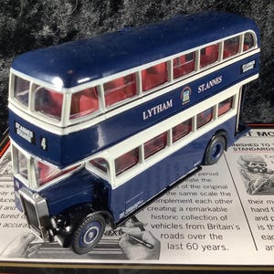 Peut inclure: Maquette détaillée d'un bus à impériale bleu marine et blanc, avec des détails intérieurs rouges. Le bus porte l'inscription "LYTHAM ST. ANNES" et le numéro "4". Modèle réduit à l'échelle 1:76.