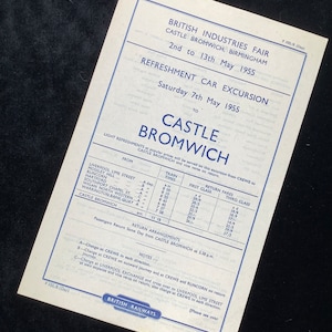 Può includere: Un manifesto di viaggio vintage per un'escursione in carrozza ristorante a Castle Bromwich, Birmingham, per la British Industries Fair di sabato 7 maggio 1955. Il manifesto elenca gli orari dei treni e le tariffe da varie località, tra cui Liverpool Lime Street, Mossley Hill, Runcorn, Hartford, Warrington Bank Quay, Wigan North Western, Southport Chapel Street e Castle Bromwich.