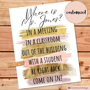 Könnte beinhalten: Ein druckbares Schild mit einem goldenen und rosafarbenen Aquarellhintergrund. Der Text lautet "Wo ist Frau Jones?" gefolgt von einer Liste möglicher Orte: "In einem Meeting", "Im Klassenzimmer", "Außerhalb des Gebäudes", "Mit einem Schüler", "Bin gleich wieder da", und "Kommen Sie rein!"