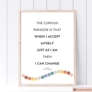 Op de afbeelding: Een witte, printbare poster met een citaat van Carl Rogers: "De curieuze paradox is dat wanneer ik mezelf accepteer zoals ik ben, ik dan kan veranderen." De quote staat in zwarte tekst en is omringd door een kleurrijke rand van cirkels.