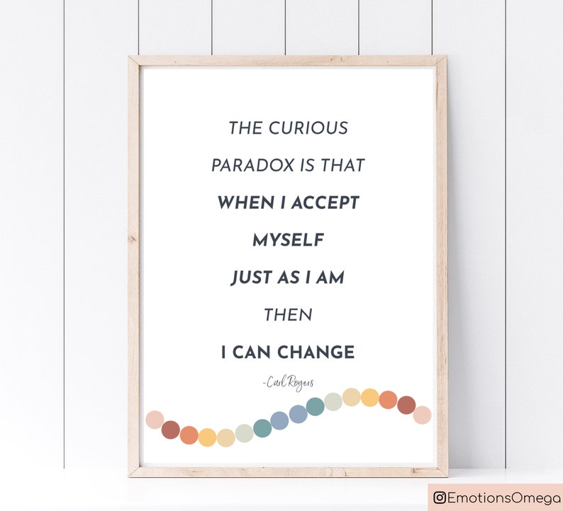 Op de afbeelding: Een witte, printbare poster met een citaat van Carl Rogers: "De curieuze paradox is dat wanneer ik mezelf accepteer zoals ik ben, ik dan kan veranderen." De quote staat in zwarte tekst en is omringd door een kleurrijke rand van cirkels.